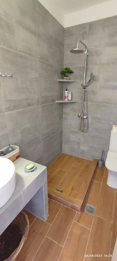 White Lotus Seaside Ferienhaus Kini